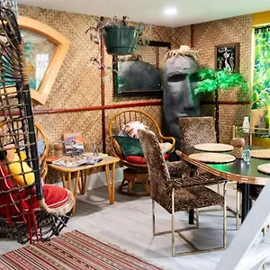 https://villa-tropical-tiki-hut.hotels-louisville.com