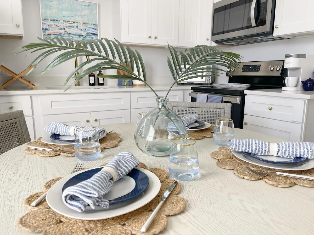 New! Stylish 1900S Renovated Duplex Apartment Building Near Forsyth & River St Savannah