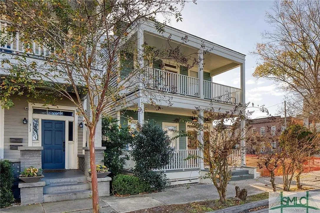 New! Stylish 1900S Renovated Duplex Apartment Building Near Forsyth & River St Savannah