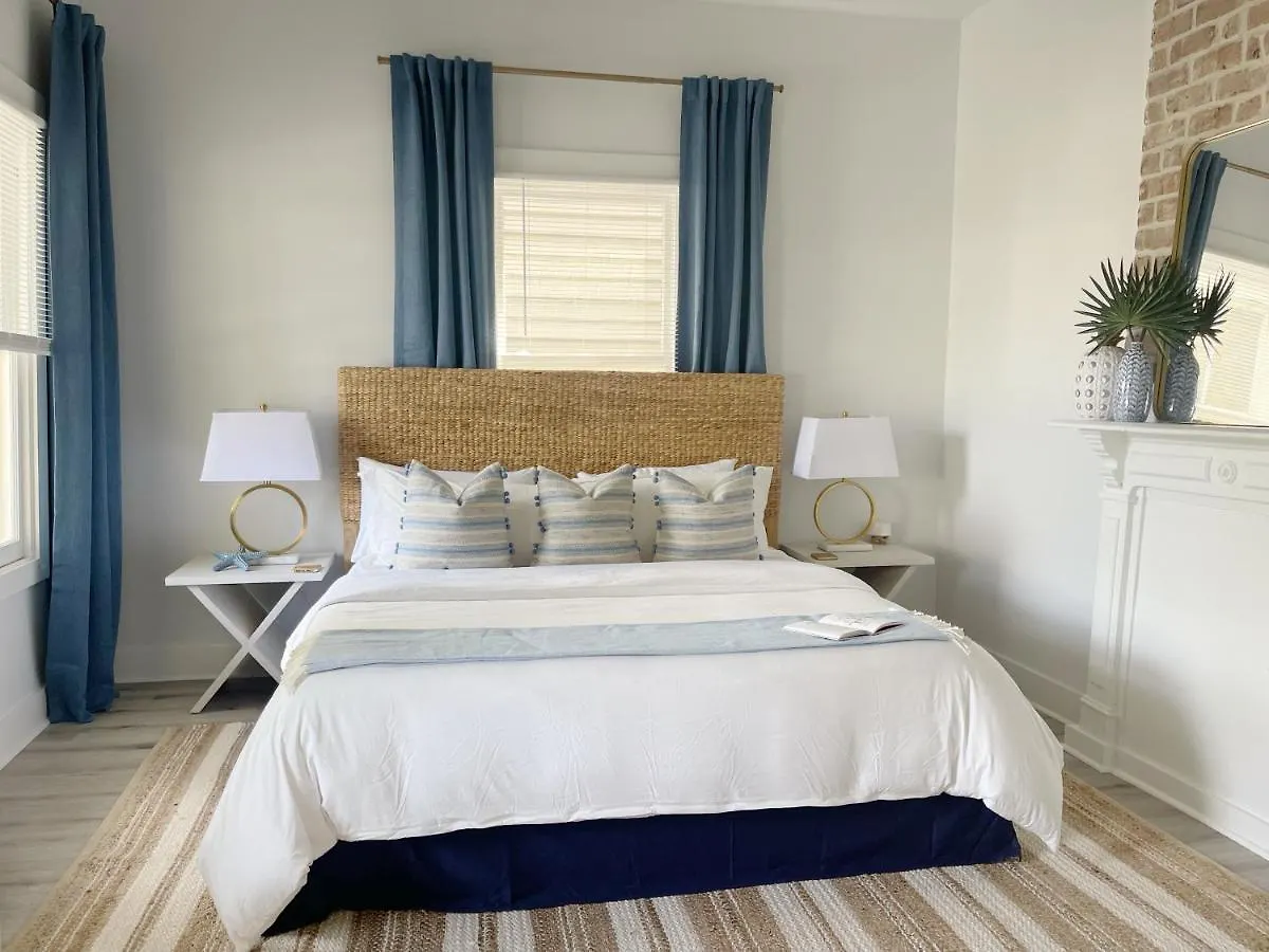 New! Stylish 1900S Renovated Duplex Apartment Building Near Forsyth & River St Savannah