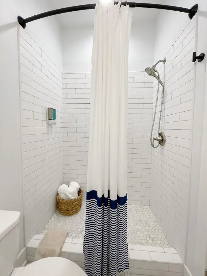New! Stylish 1900S Renovated Duplex Apartment Building Near Forsyth & River St Savannah