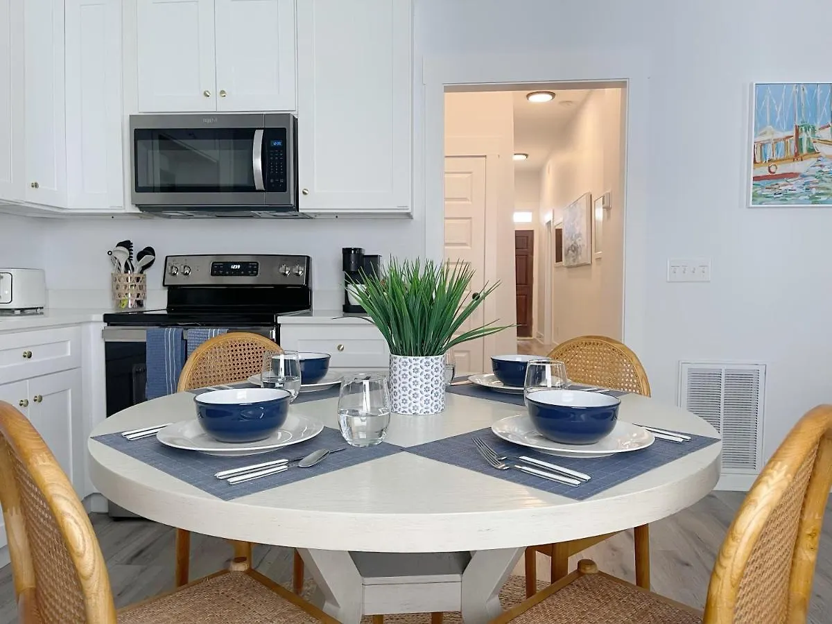 New! Stylish 1900S Renovated Duplex Apartment Building Near Forsyth & River St Savannah