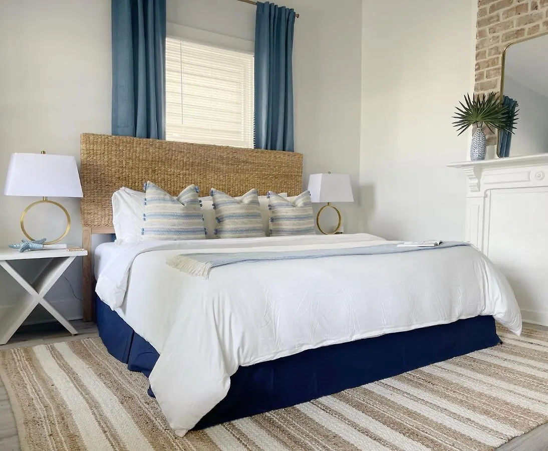 New! Stylish 1900S Renovated Duplex Apartment Building Near Forsyth & River St Savannah