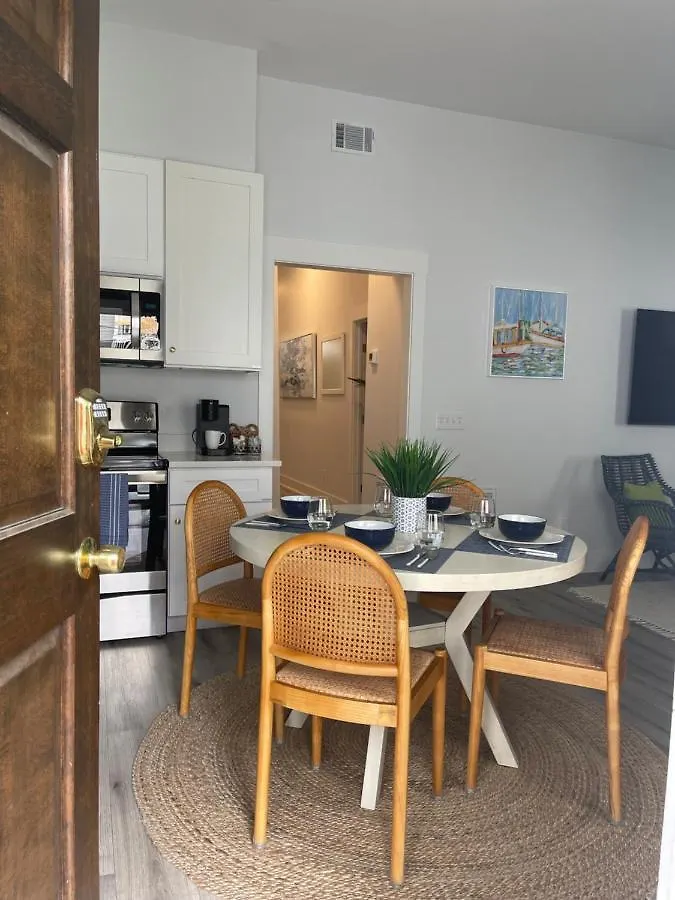 New! Stylish 1900S Renovated Duplex Apartment Building Near Forsyth & River St Savannah
