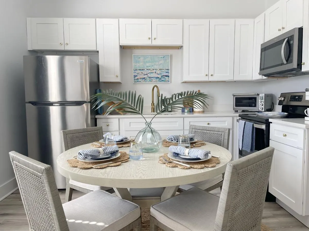 New! Stylish 1900S Renovated Duplex Apartment Building Near Forsyth & River St Savannah
