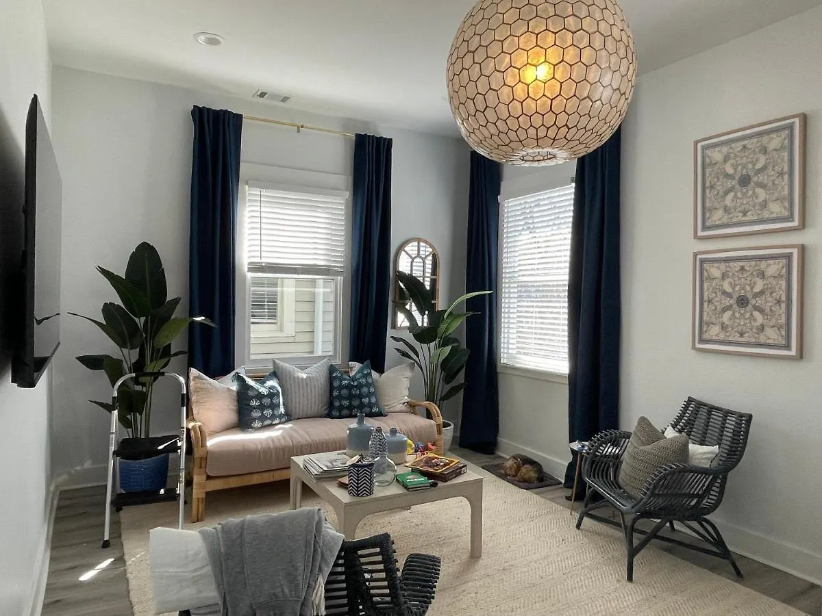 New! Stylish 1900S Renovated Duplex Apartment Building Near Forsyth & River St Savannah