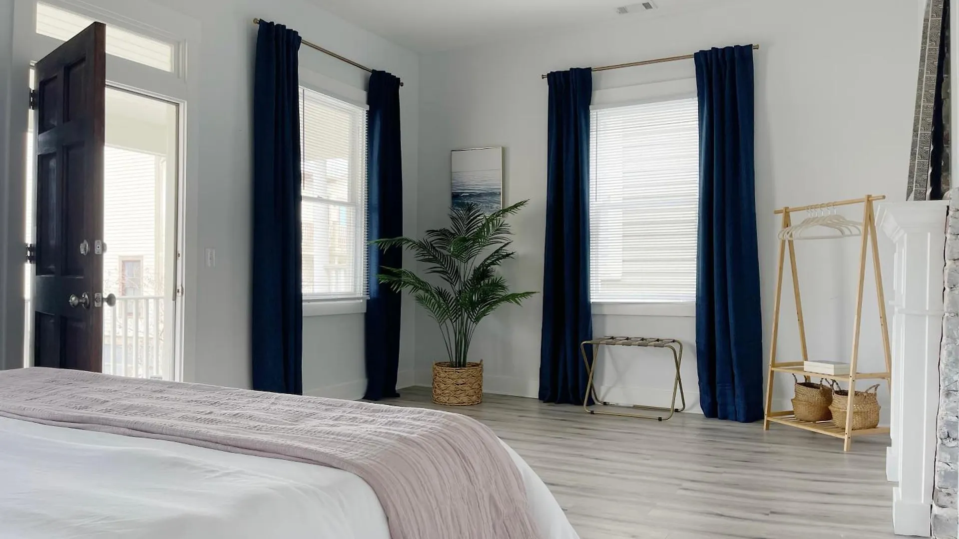 New! Stylish 1900S Renovated Duplex Apartment Building Near Forsyth & River St Savannah